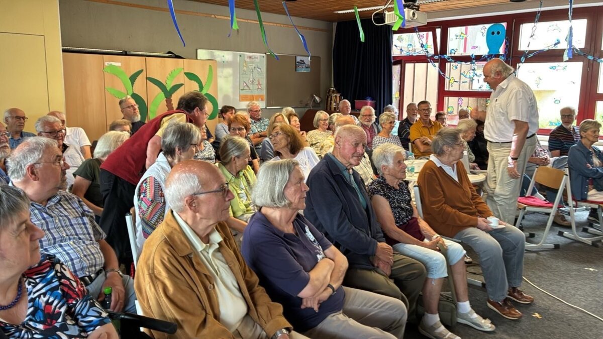 Carsten Kohlmann (rechts, stehend) berichtete  beim Seniorenforum über Schramberg im Wandel der Zeit. Foto: Olowinsky