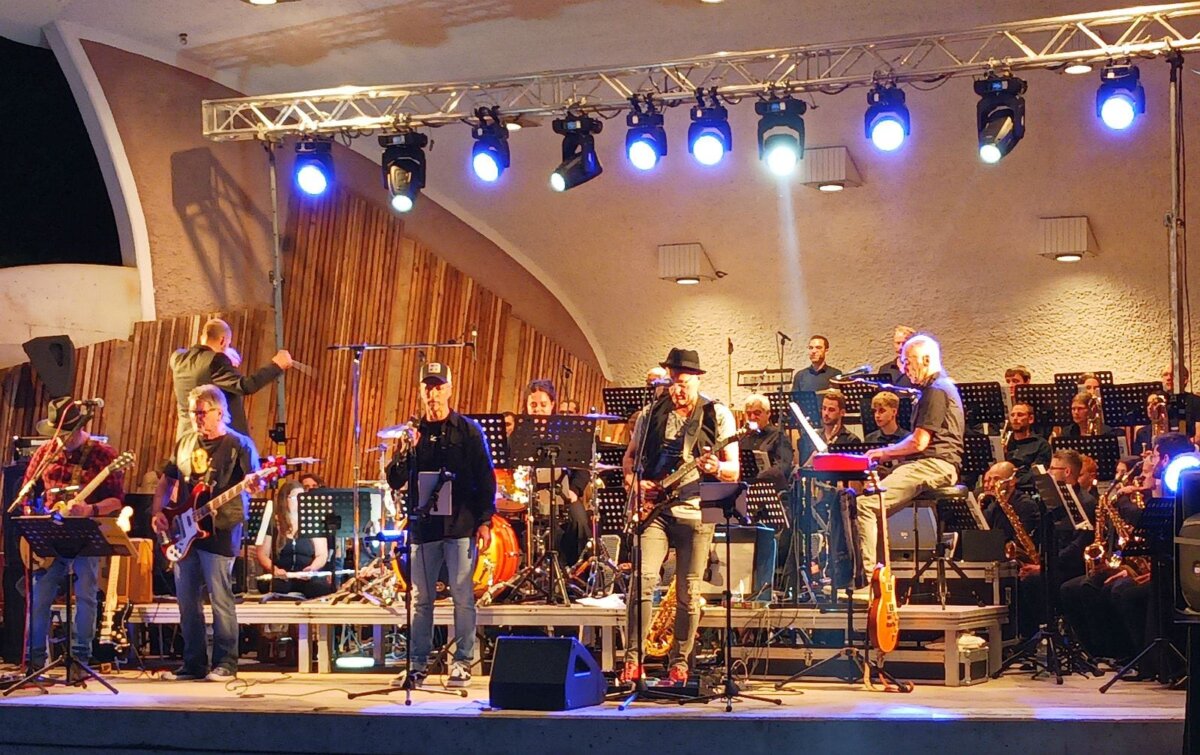 Old News und Stadtmusik beim gemeinsamen Auftritt im Park der Zeiten. Foto. him