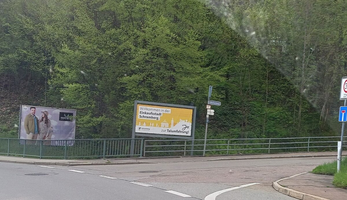 Die Stadt wirbt pflichtschuldig weiter für die Talumfahrung. Transparent an der Hans-Sachs-Kurve. Foto: him
