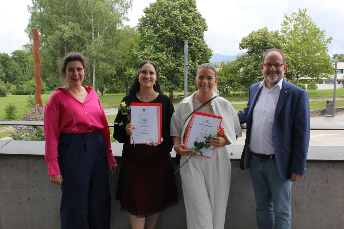 MF-Preisträgerinnen Bianca Rutke und Kerstin Linke mit Klassenlehrerin Dr. Julia Kirschler und Abteilungsleiter Joachim Bauer. Foto: NBS