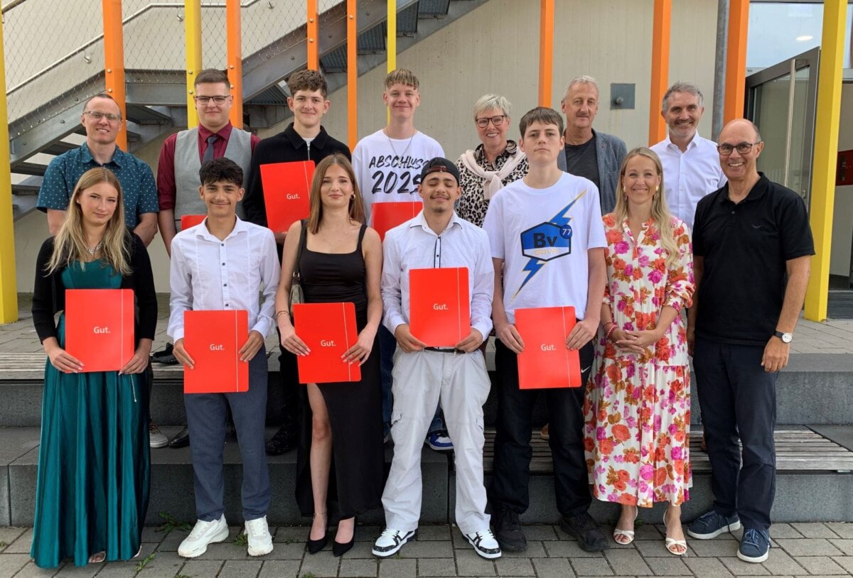 Die Schülerinnen und Schüler vom VABKF gehen ihren Weg und werden von ihren Lehrkräften verabschiedet.
Foto: Berufliche Schulen Schramberg