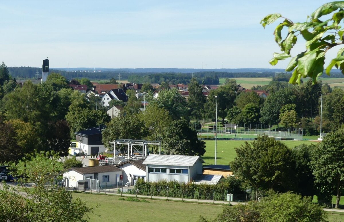 Die Sportplätze  im Waldmössinger Weiherwasengelände, gesehen vom Römerkastell aus. Archiv-Foto: him,