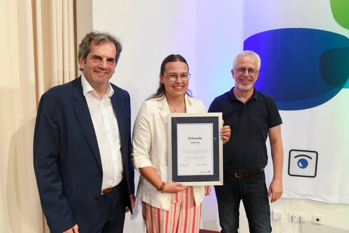 Peter Kupczyk und Matthias Müller zeichnen Sophia Kolb in Au für das zweitbeste Gesamtergebnis in Baden-Württemberg aus. (Bild: KD Busch/SWAV)