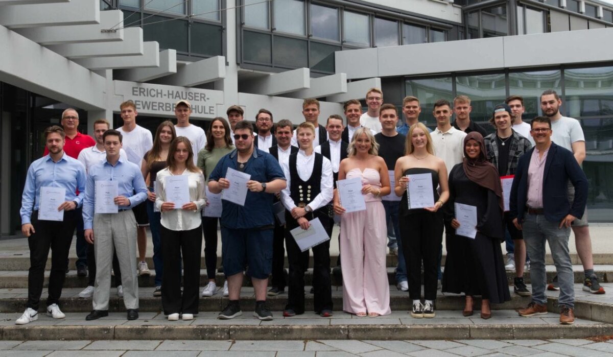 Die Berufsschülerinnen und-schüler der EHG mit ihren Abschlusszeugnissen. Foto: EHG