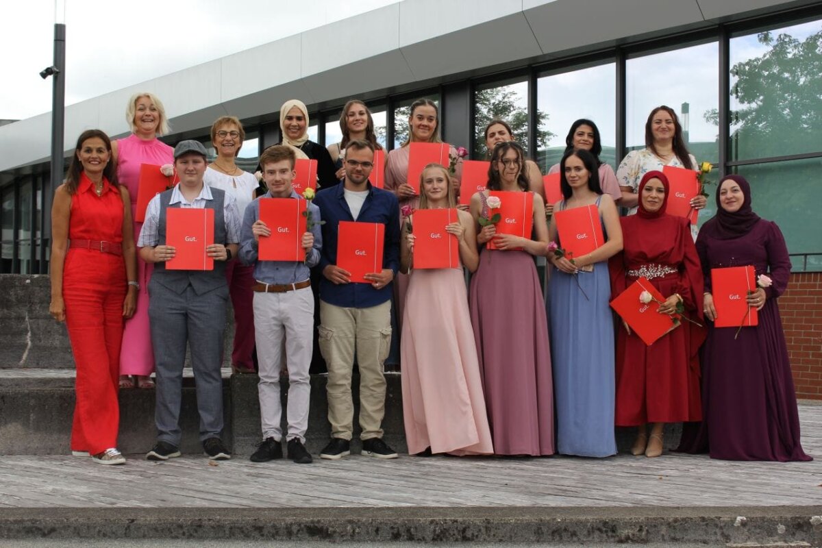 Die Klasse BSA2 mit Klassenlehrerin Daniela Mager-Hauser (links). Foto: NBS
