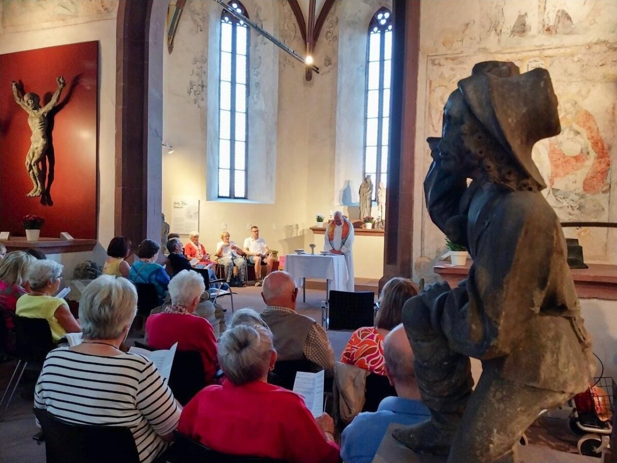 Gottesdienst in der Lorenzkapelle mit Pfarrer Hans Schlenker. Foto: Berthold Hildebrand