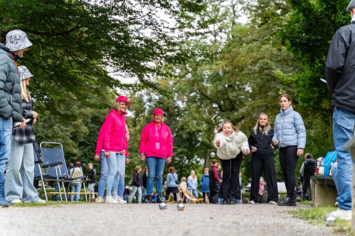 Die Kugeln rollen wieder: In diesem Jahr verwandelt sich die Fläche unterhalb des Wasserturms in ein Turniergelände mit gemütlicher Biergartenatmosphäre. Foto: Frommer