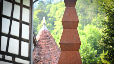 Schlossanlage und Stahlskulpturen: in Glatt wird derzeit Jürgen Knubben mit einer Ausstellung zum Siebzigsten gewürdigt. Foto: al
