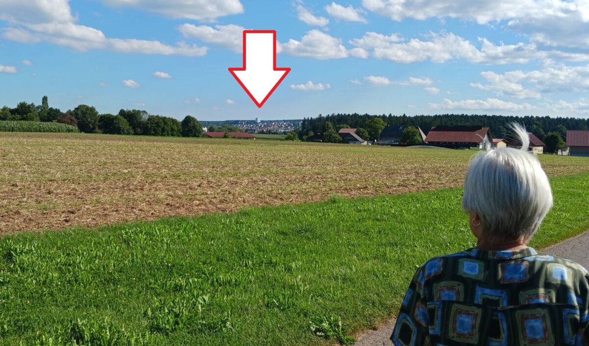 Hier am Horizont werden sich in vier Jahren fünf Windkraftanlagen drehen - wenn die Wirtschaftlichkeit gegeben ist.  Blick auf Sulgen vom Lienberg aus. Am Horizont das Feurenmoos Foto; him