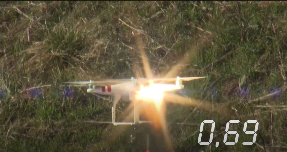Ein Laserstrahl zerstört eine Drohne. Screenshot aus einem Video der Firma MBDA aus dem Jahr  2015