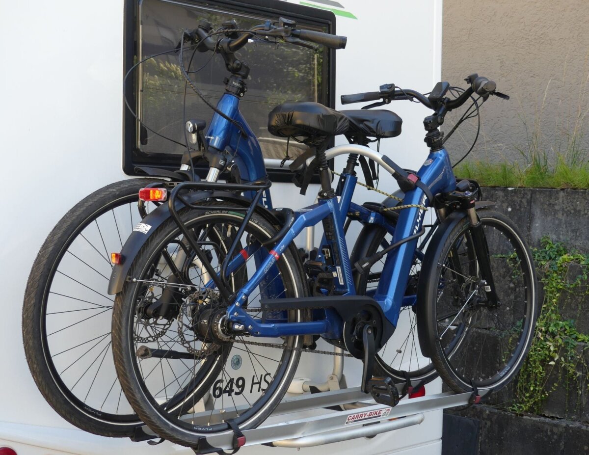 Aus dem Lager des Fahrradhändlers geht es jetzt in den Urlaub: E-Bikes auf Wohnmobil. foto: him