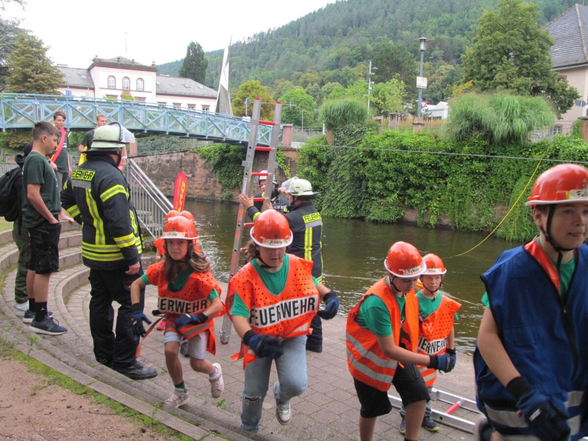 Die Feuerwehrleute rannten zum Einsatz. Alle Fotos: Pia