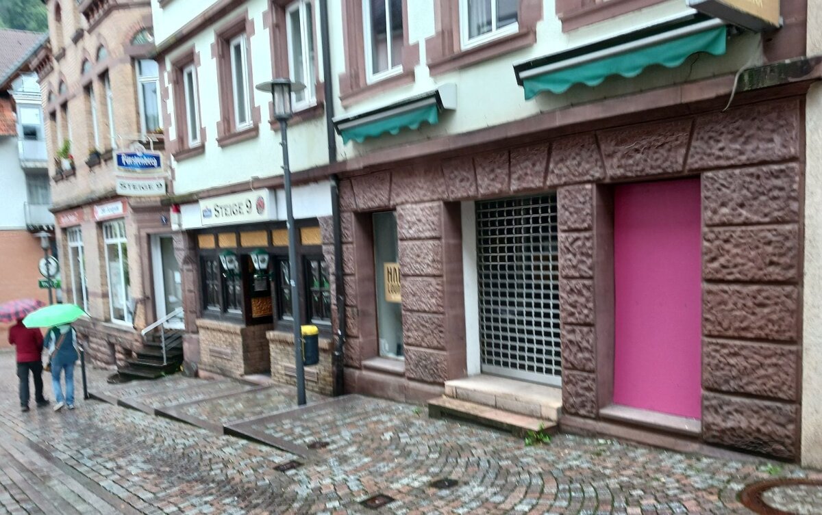 Eine Scheibe an einem Friseursalon ist in der Nacht zu Samstag zu Bruch gegangen. Foto: him