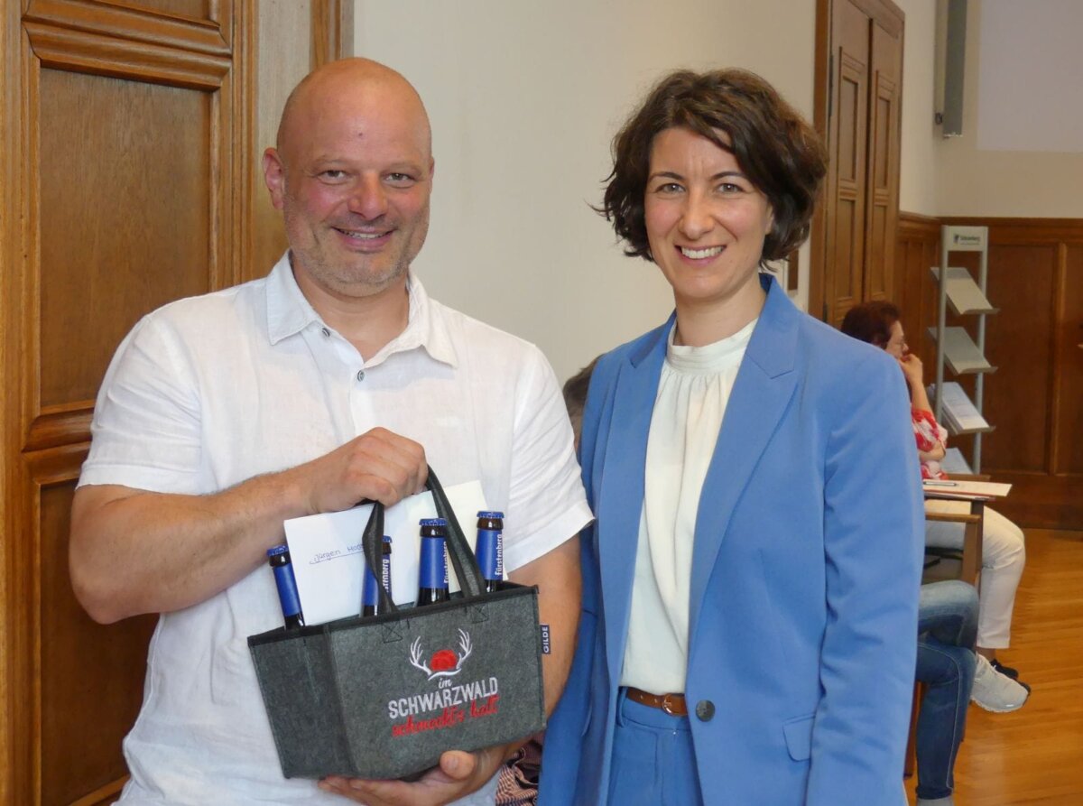 Jürgen Moosmann mit dem Abschiedsgeschenk und Oberbürgermeisterin Dorothee Eisenlohr. Foto: him
