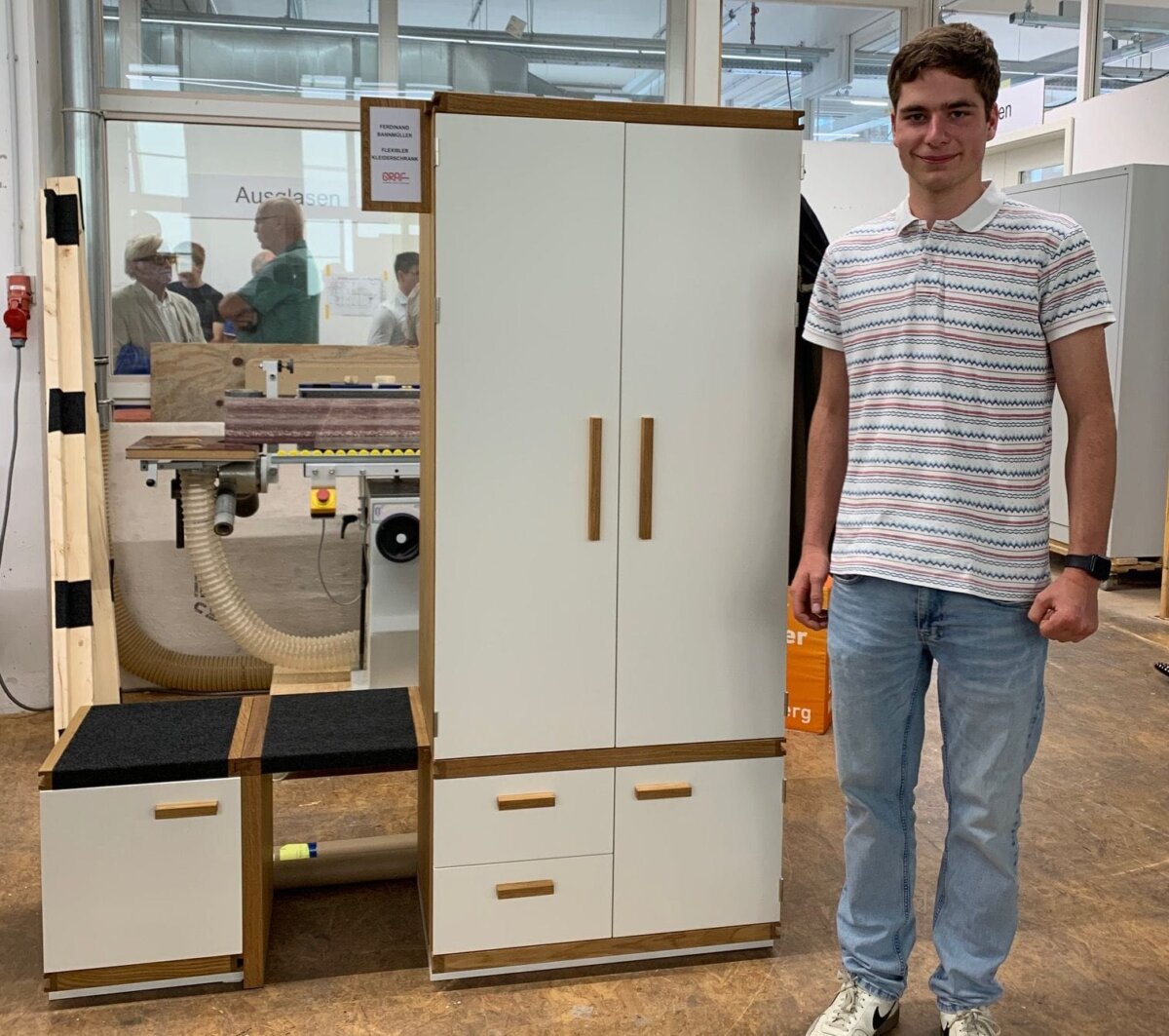 Ferdinand Bannmüller mit seinem Gesellenstück. Foto: Schreinerei Graf
