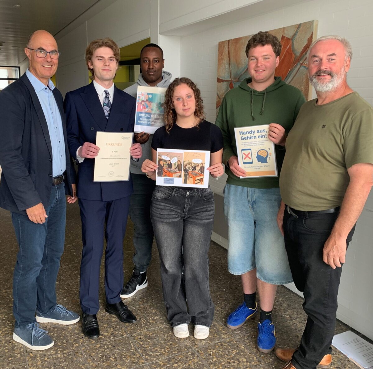 Schulleiter Axel Rombach, Lewin Strebel, Rimon Bekey, Elisa Giuffrida, Ludwig Karrais, Vorsitzender vom Förderverein Ralph Eble (von links).Foto: Berufliche Schulen Schramberg
