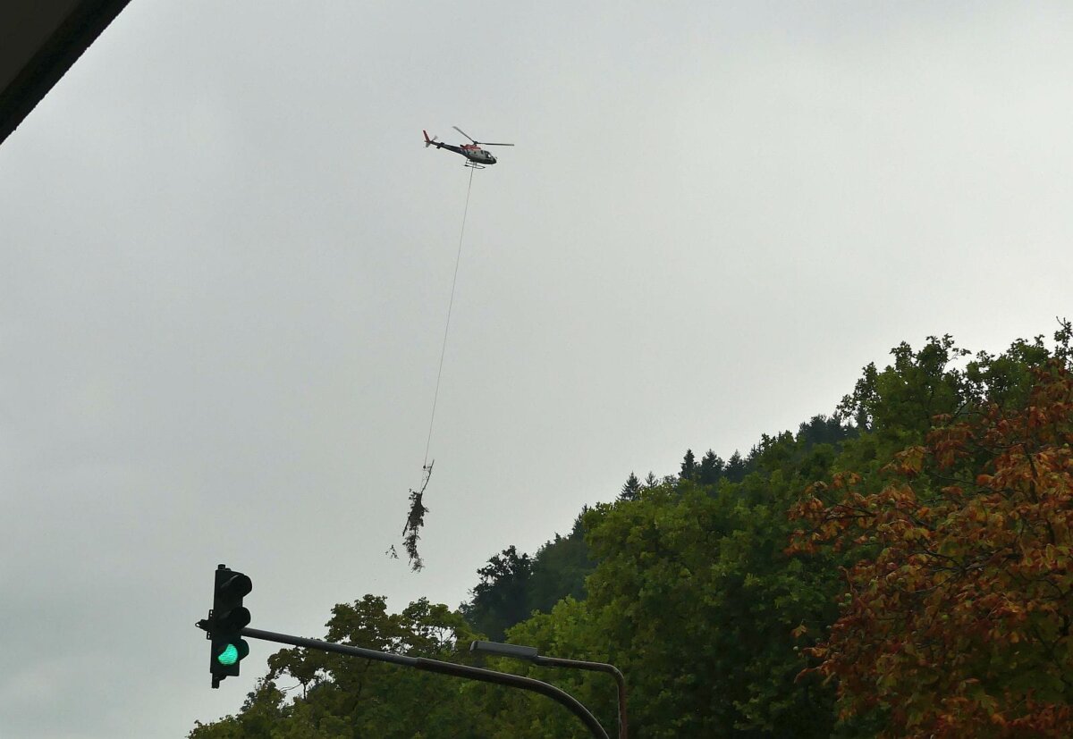 Grünes Licht für Hubschrauber. Auch in der Stadt konnte man die Hubschrauberflüge sehen.. Foto: him
