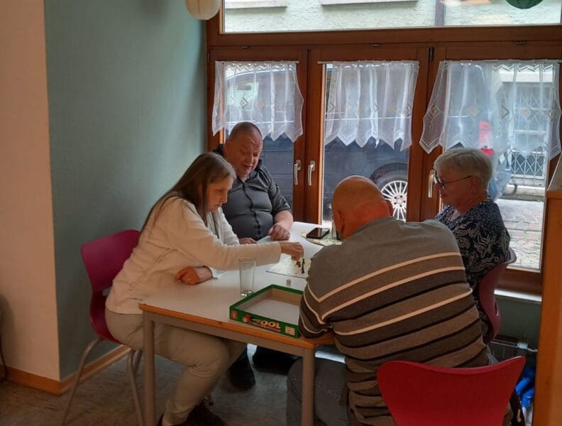 Spielenachmittag in der Wärmestube. Foto: Haller