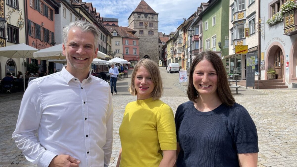 Wechsel beim Innenstadtmanagement: Kerstin Ohnmacht (rechts) gibt den Stab an Birgit Deibler-Saile (mitte) weiter. Wirtschaftsförderer Alexander Stengelin freut sich über die rasche Neubesetzung (Foto: Stadt Rottweil).