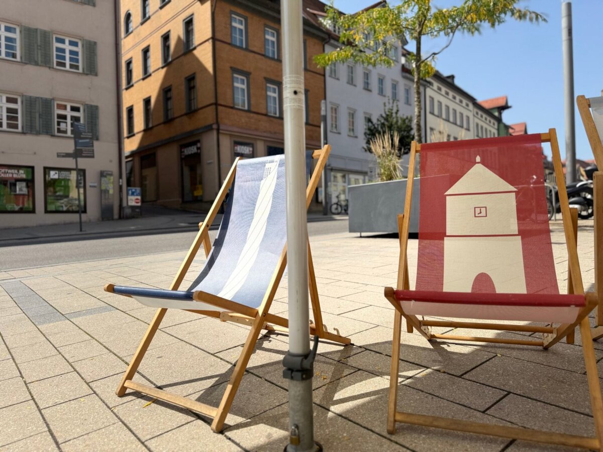 Einzelhandel in Rottweil - er lockt an sommerlichen Tagen wie diesen mit bereitgestellten Relax-Stühlen. Foto: Peter Arnegger