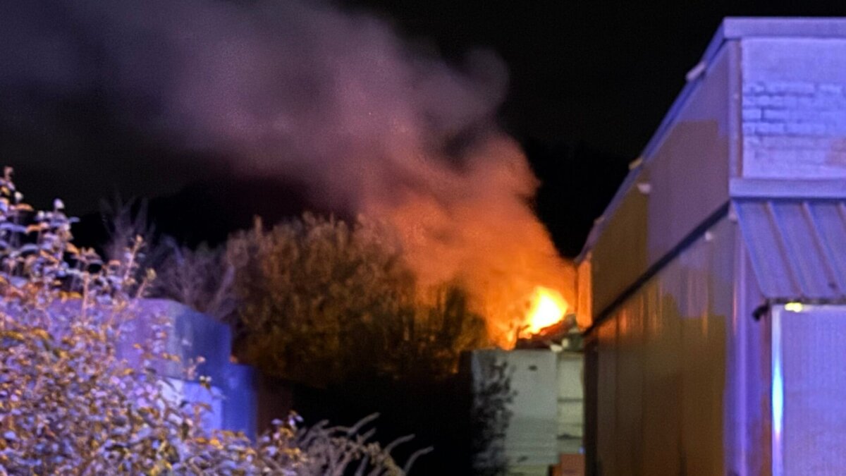 Feuer bei Schrotthändler in Rottweil. Foto: Peter Arnegger