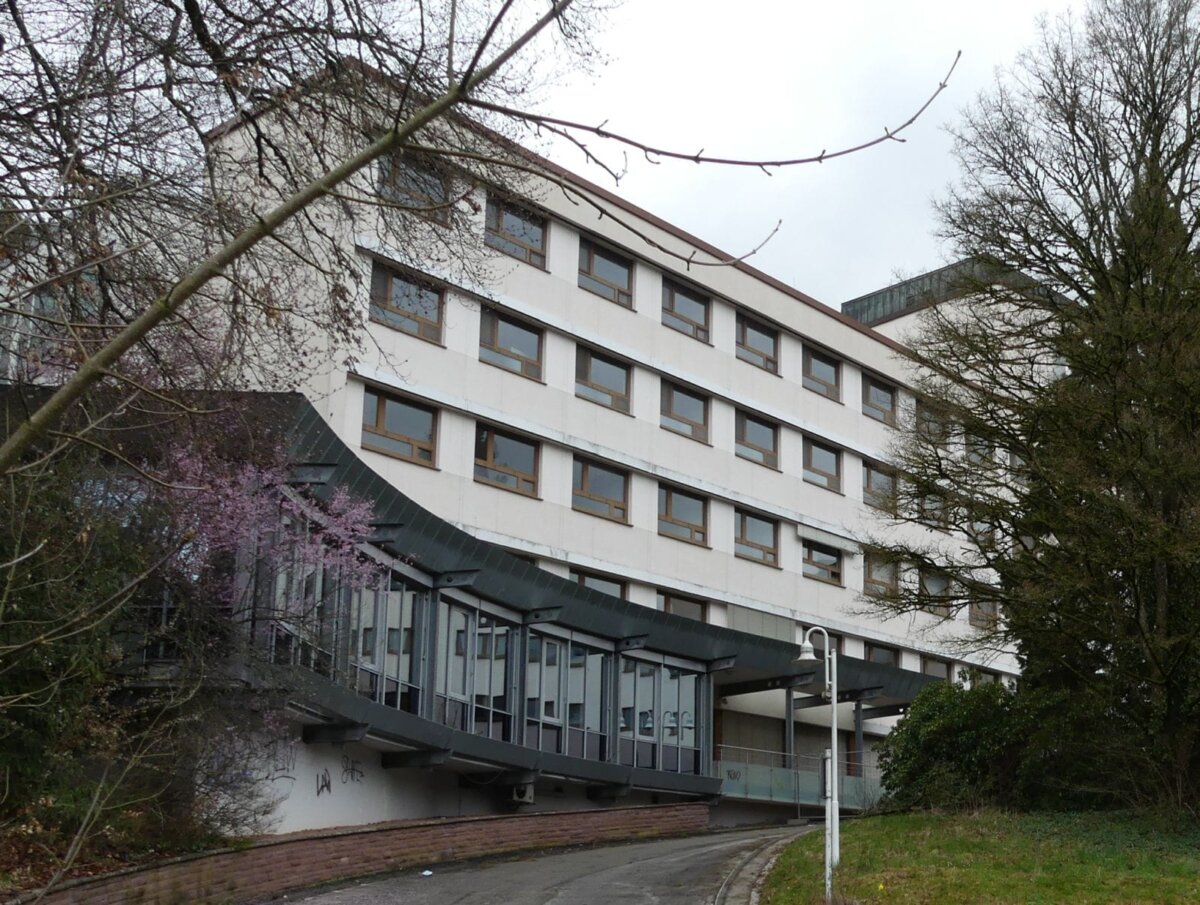 An der Cafeteria am ehemaligen Schramberger Krankenhaus haben Unbekannte Scheiben eingeworfen. Archiv-Foto: him