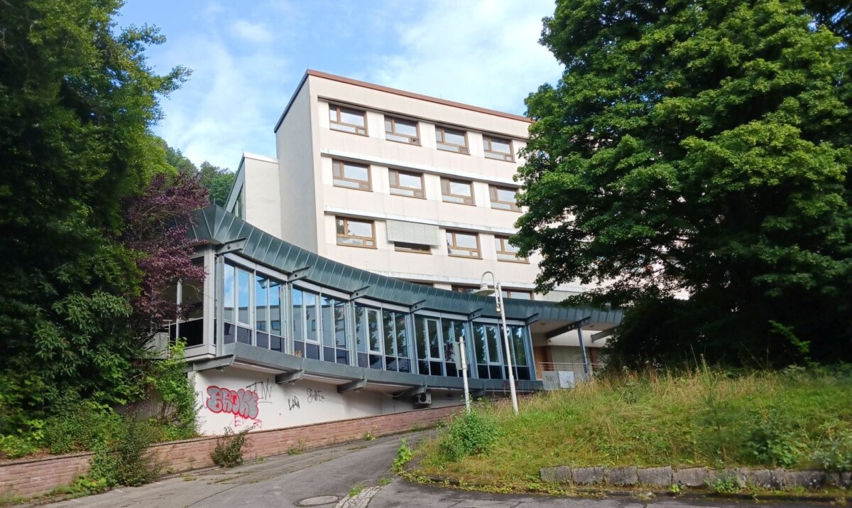 Das leerstehende Krankenhaus in Schramberg. Foto: him