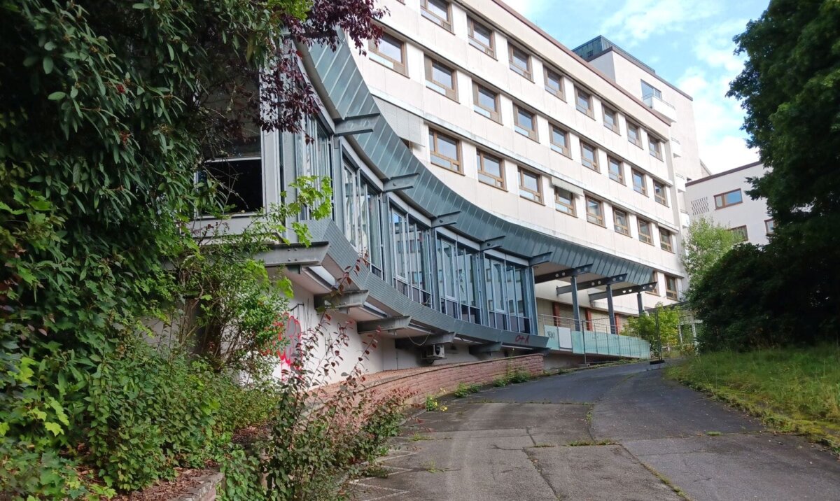 Das ehemalige Krankenhaus mit den kürzlich eingeworfenen Scheiben am Casino. Foto: him