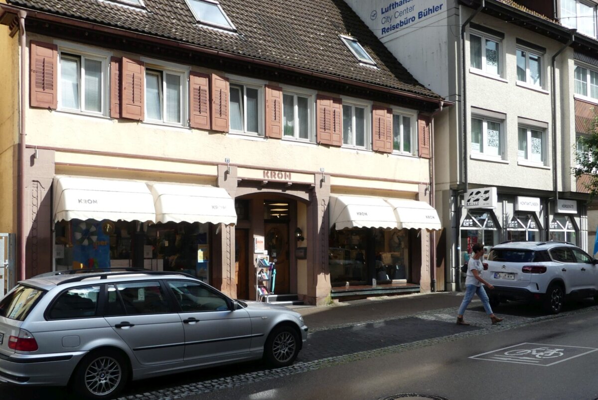 Eine Streichholzlänge macht den Unterschied: Sonst stünde hier statt Krön (vielleicht) Ebert. Foto: him