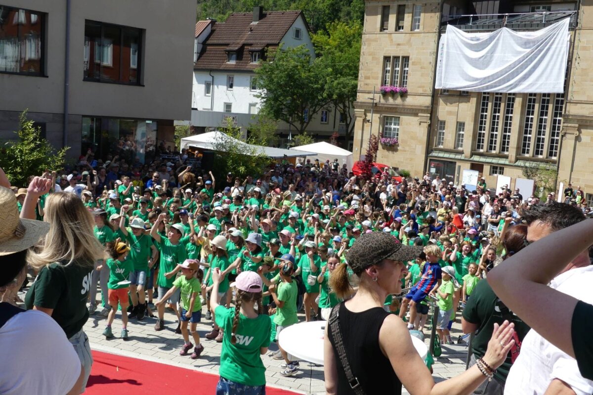 Ein Beispiel für die Ferienbetreuung: Riesen-Abschluss mit Kindern, Eltern, Freunden und Betreuern nach einer Woche Minischramberg.
Foto: him