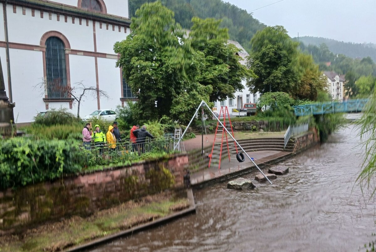 Das THW baut an seiner Seilbahn über den Kirchenbach. Foto: him
