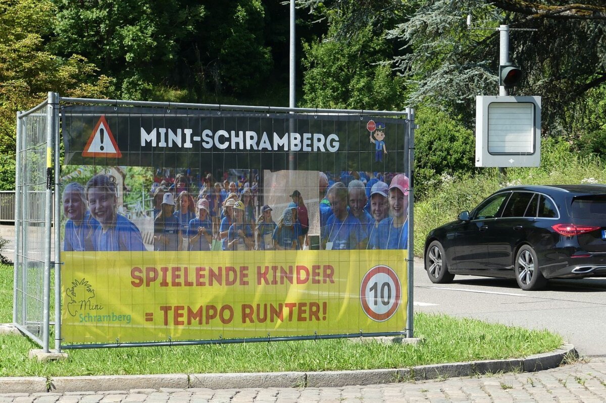 Ferienbetreuung diesen Sommer: Ein großes Transparent machte die Autofahrer auf Mini-Schramberg aufmerksam. Archiv-Foto: him