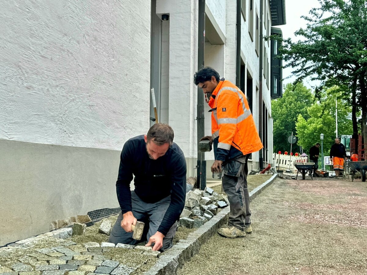 Die Arbeiten im Heilig-Kreuz-Ort liegen im Zeitplan. In der Schul- und Pfarrgasse laufen bereits die Pflasterarbeiten. Nach den Ferien folgt dann der Asphalt. Außerdem wird im Oktober bereits mit der großen Freitreppe vor dem Münster begonnen (Foto: Stadt Rottweil / Hermann).