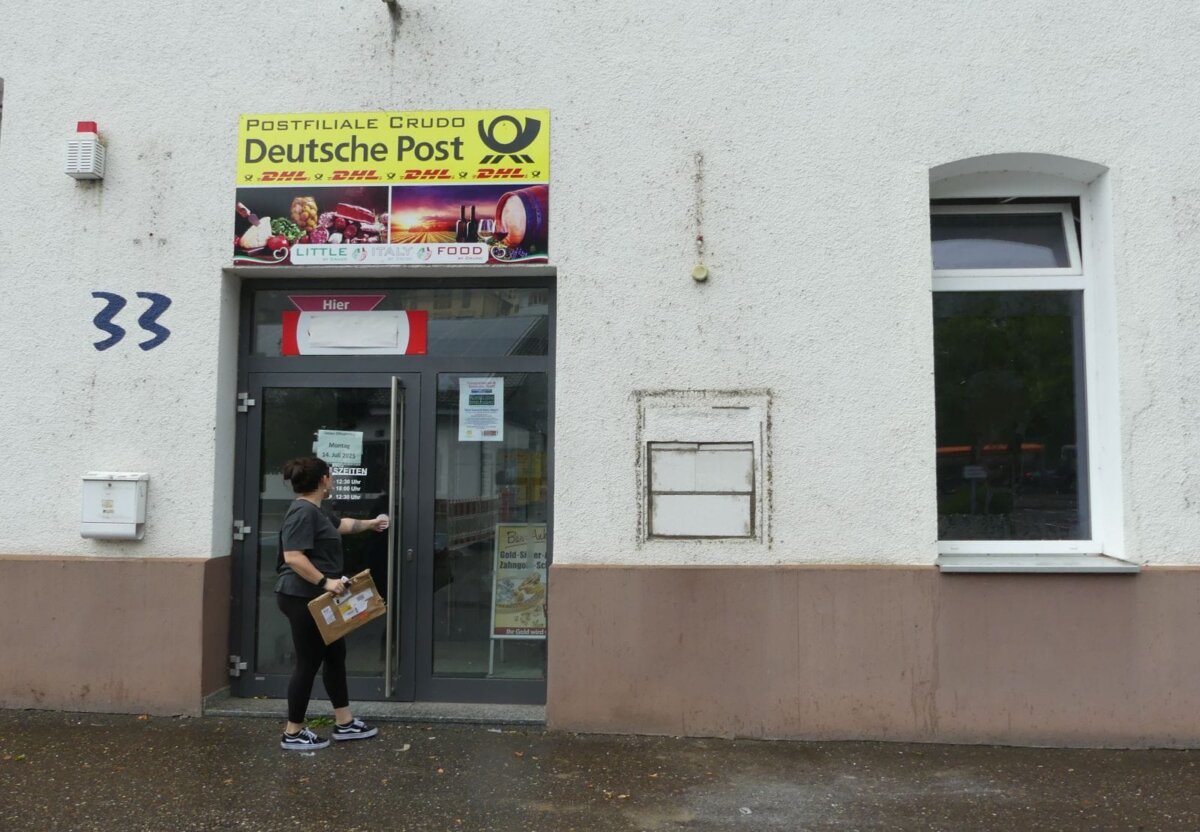 Servicewüste: Im Juli schloss die Postpartnerfiliale an der Bahnhofstraße, seit Dienstag ist auf der Bankautomat abmontiert. Foto: him