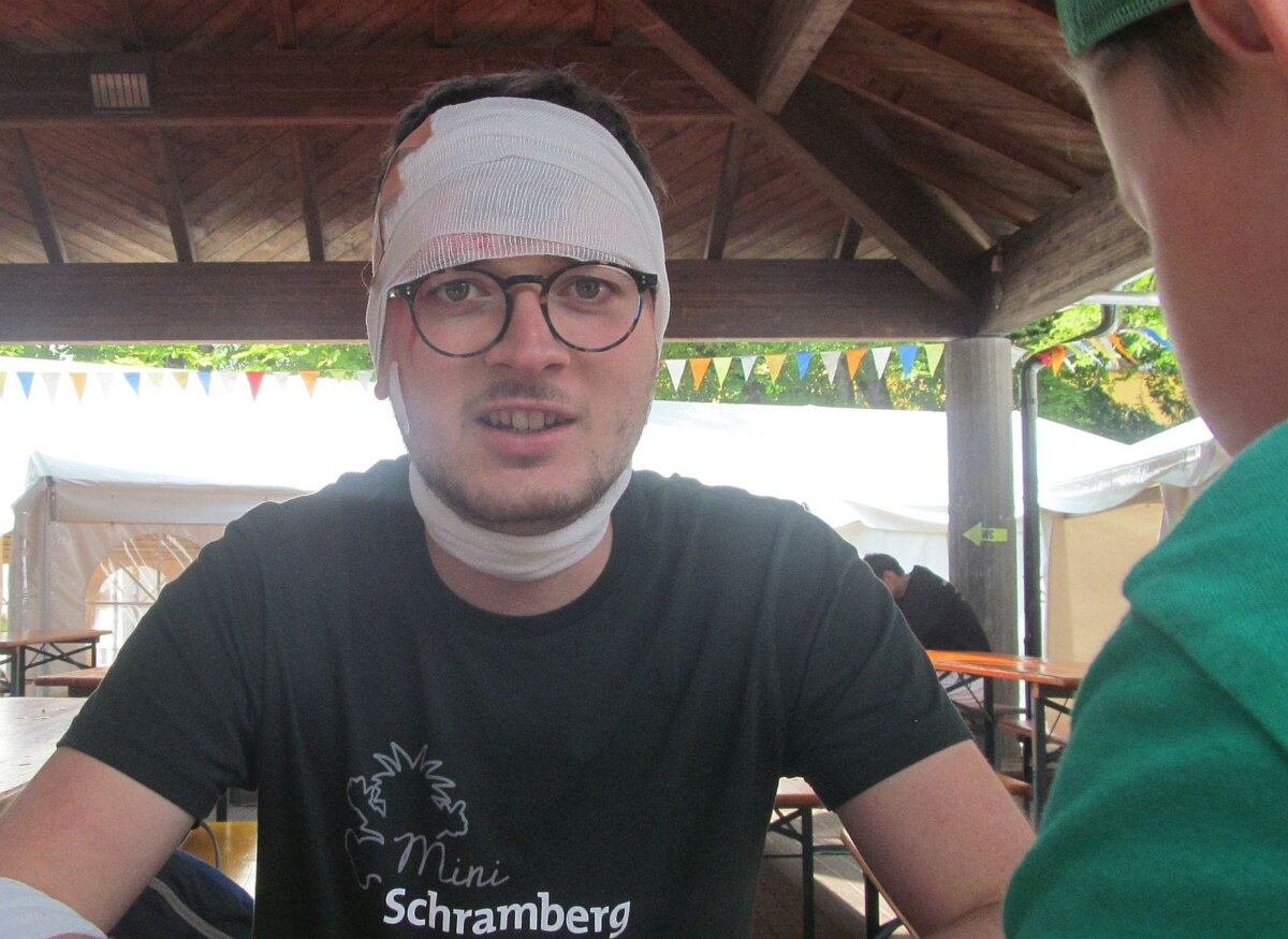 Etienne nach der Prügelei mit Meo mit dickem Kopfverband. Foto: Mateo