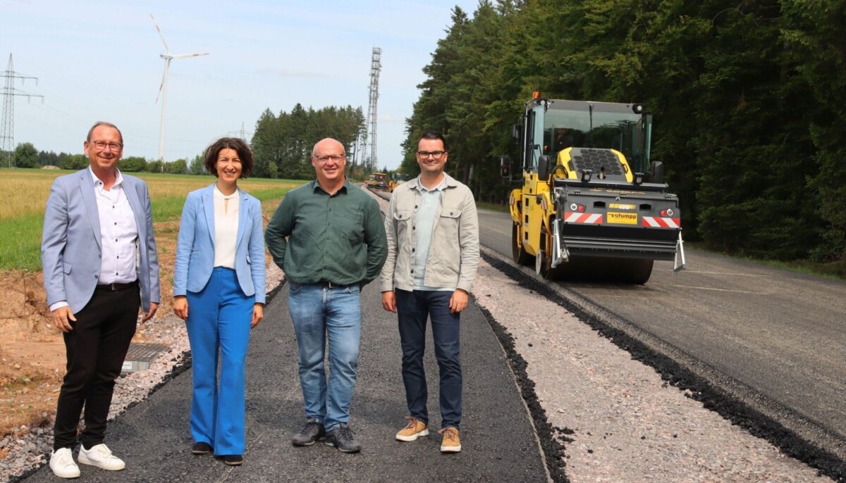 Ortsvorsteher Manfred Moosmann, Oberbürgermeisterin Dorothee Eisenlohr, Abteilungsleiter Tiefbau Konrad Ginter und Fachbereichsleiter Umwelt und Technik Bent Liebrich an der Baustelle (von links).. Foto: Stadt Schramberg
