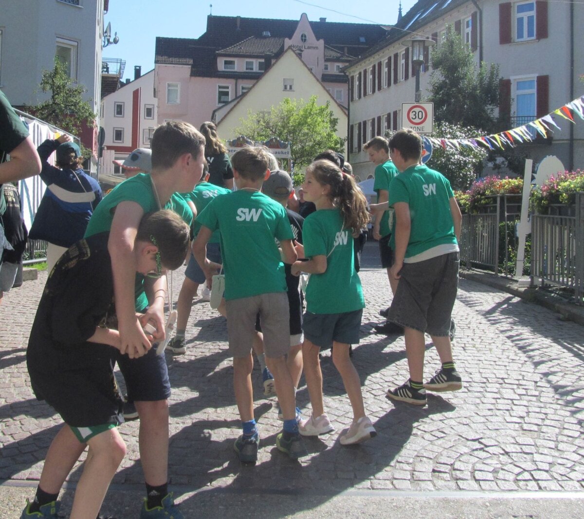 Die Besitzer wollen ihre Sachen wieder haben, die Rocker verteidigen sich und flüchten,. Alle Fotos: Kilian.