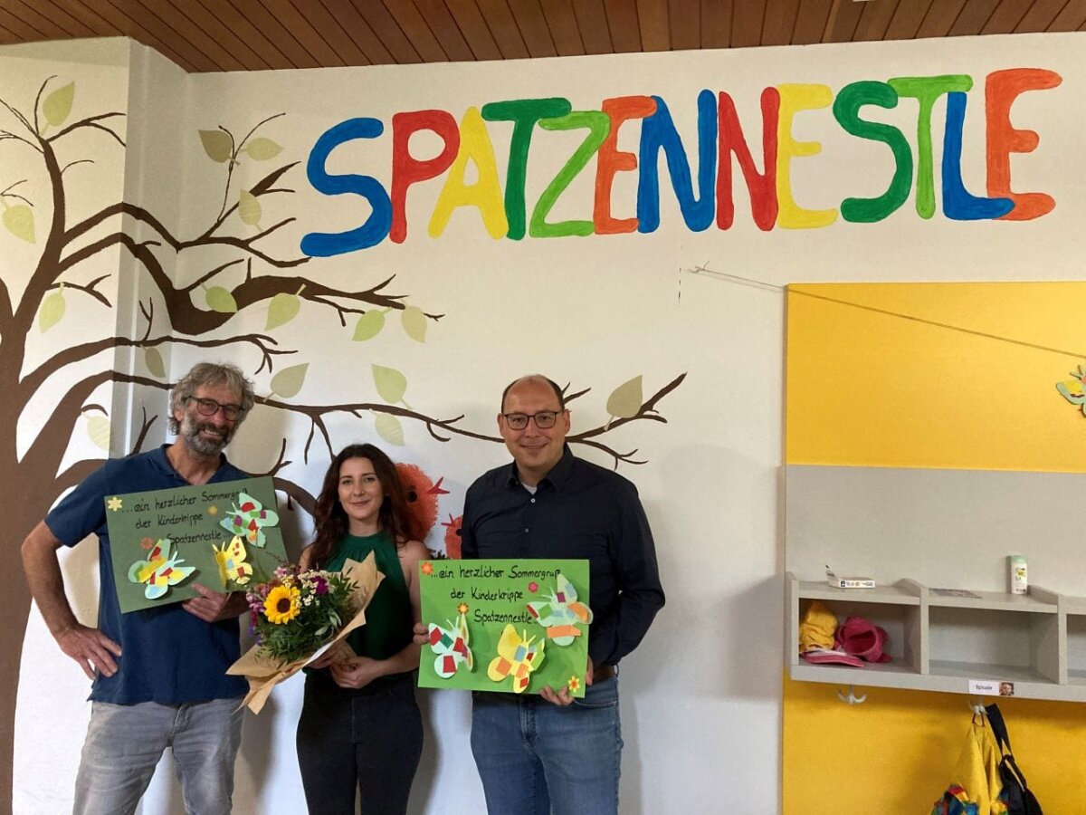 Ortsvorsteher Reiner Hils (links) und Oberbürgermeister Dr. Christian Ruf (rechts) gratulieren der neuen Leiterin der Kinderkrippe Spatzennestle in Göllsdorf, Tamara Kovacic zum neuen Amt (Foto: Stadt Rottweil / Hermann).