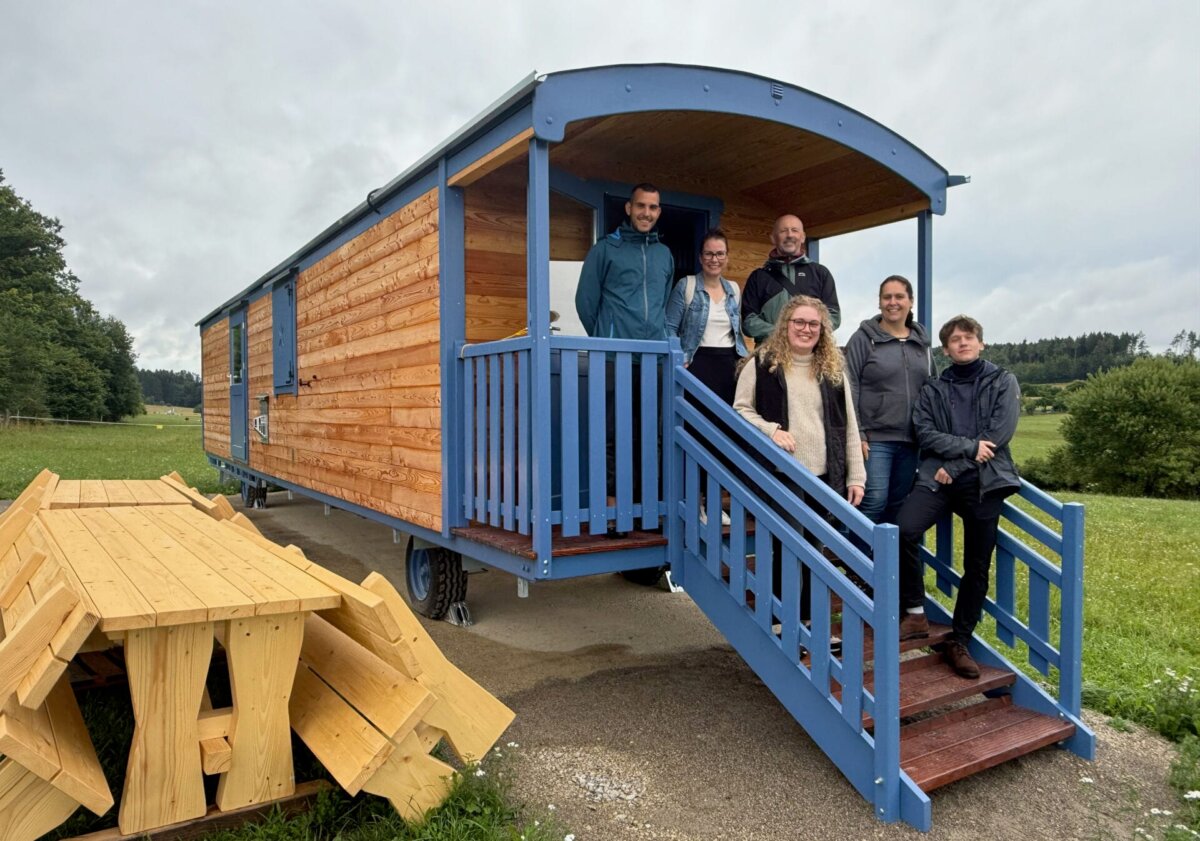 Sie freuen sich bereits jetzt auf den Start des Waldkindergartens: (von links, hintere Reihe) Steven Rodriguez, Tamara Heim und Christof Birkel sowie (vorne, von links) Saskia Ahrens, Katrin Tosic und PIA-Azubi Jan Zaar (Foto: Stadt Rottweil/Hermann).