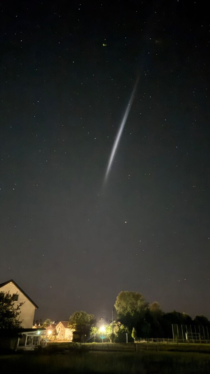 Lichtstreif am Himmel, aufgenommen in der Nacht zum 26. August 2025. Foto: Andreas Maier