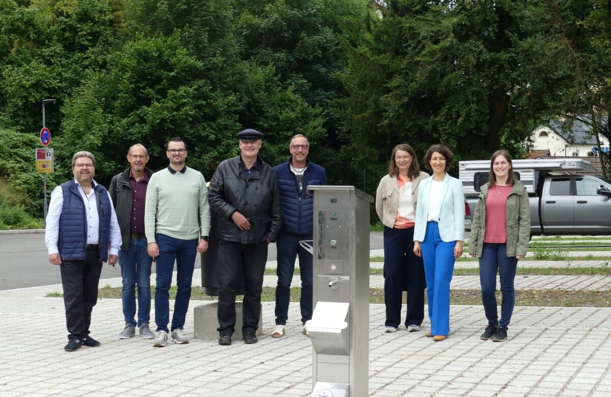Zufriedene Gesichter am neuen Wohnmobilstellplatz bei der H.A.U. (von links): Stadtrat Jürgen Kaupp, Wirtschaftsförderer Ralf Heinzelmann, Fachbereichsleiter Bent Liebrich, Claudius Bauknecht und Frank Janssen (Abteilung Tiefbau), Andrea Müller (Abteilung Tourismus), Oberbürgermeisterin Dorothee Eisenlohr und Elisa Amma vom Büro Breinlinger. Nicht auf dem Foto: Achim Ringwald von der Öffentlichkeitsarbeit der Stadt.  Foto: him