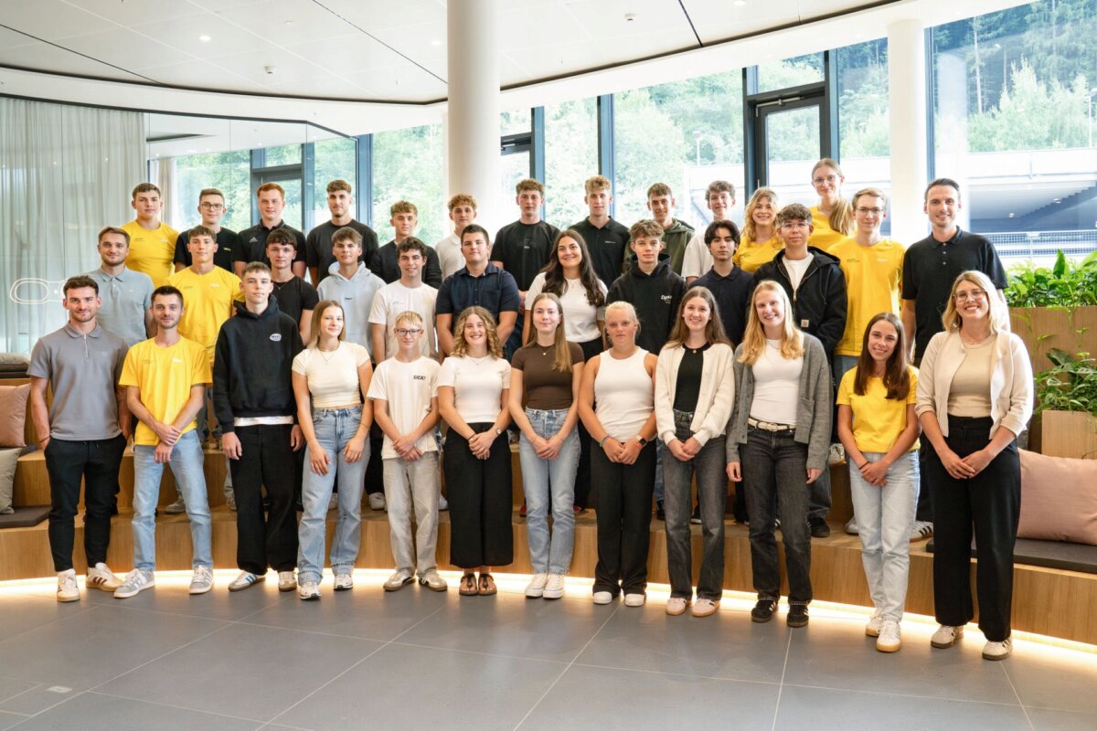 Für 25 junge Menschen beginnt mit einer Ausbildung oder einem dualen Studium bei VEGA ein neuer Lebensabschnitt. Auf dem Foto sind die Nachwuchskräfte mit ihren Paten und dem Ausbilderteam zu sehen. Foto: Silvia Schneider