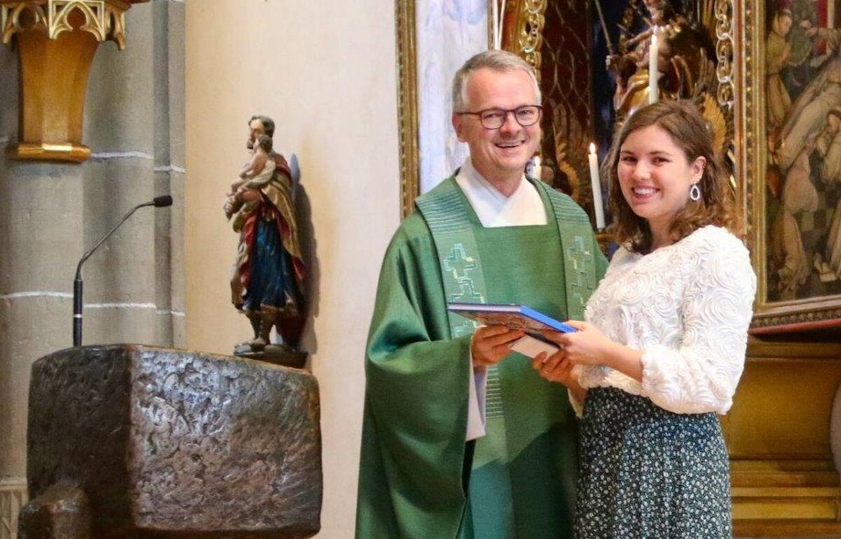 Pfarrer Timo Weber heißt Nina-Marie Strasser willkommen.Foto: Berthold Hildebrand