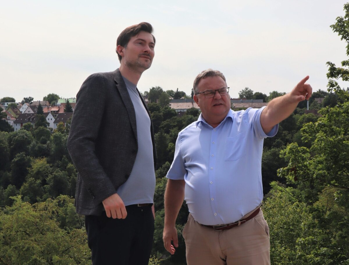 Der FDP-Landtagsabgeordnete Daniel Karrais (links) hat sich mit Roland Haag, dem Präsidenten der Vereinigung Schwäbisch-Alemannischer Narrenzünfte (VSAN), zu einem Austausch über die Herausforderungen der Narrenvereine getroffen. Im Mittelpunkt des Gesprächs standen dabei die Sicherheitsauflagen für Fasnets-Veranstaltungen, bürokratische Auflagen für das Ehrenamt sowie GEMA-Gebühren. Foto: pm