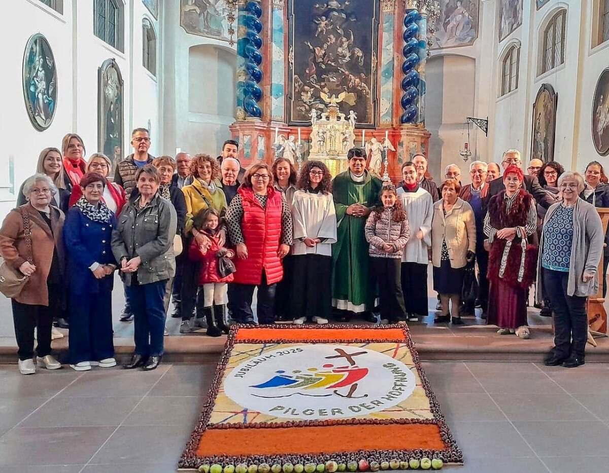 Die Gemeindemitglieder mit Pfarrer Dr. Mattus Jose (Mitte). Foto:  Italienische Gemeinde