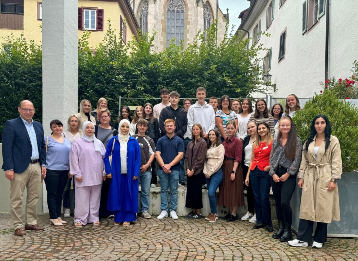 Oberbürgermeister Dr. Christian Ruf (links) und Ausbildungsleiterin Karin Petzold (Dritte von rechts vorne) heißen im Innenhof des Neuen Rathauses die neuen Auszubildenden sowie Freiwilligendienstleistenden willkommen, die in diesem Jahr ihre berufliche Laufbahn bei der Stadt Rottweil beginnen (Foto: Stadt Rottweil / Pfanner).
