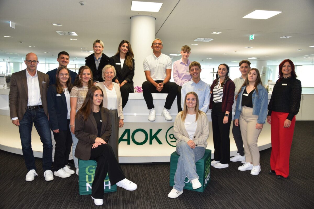 Berufsstart bei der AOK: 13 junge Menschen haben diesen Monat ihre Ausbildung und eine Studierende ihr Studium bei der AOK Schwarzwald-Baar-Heuberg begonnen. Foto: pm