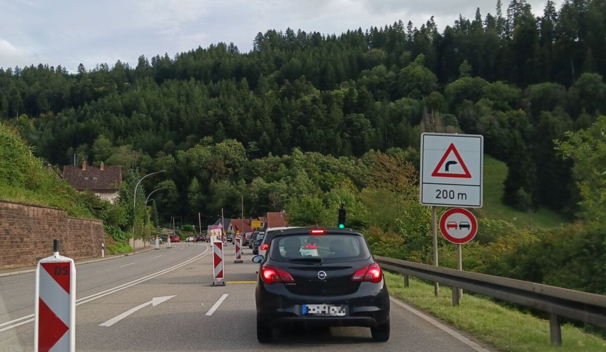Talwärts verengt sich der Verkehr. Foto: him