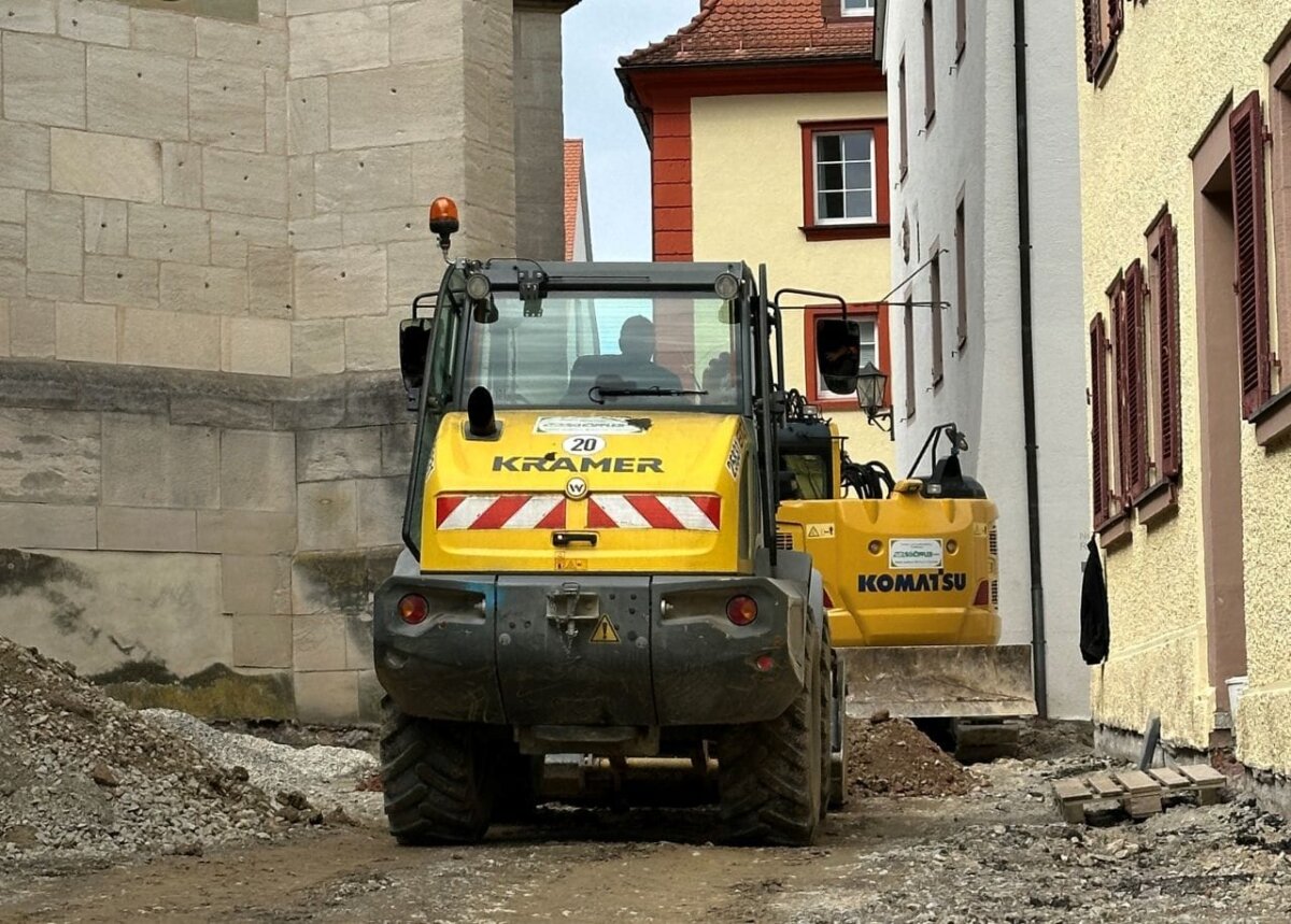 Die Arbeiten rund ums Münster laufen nach den Handwerkerferien wieder auf Hochtouren. Der Zugang von der Bruderschafsgasse in Richtung Obere Hauptstraße bleibt daher gesperrt. Die WC-Anlagen im Alten Rathaus werden für das Stadtfest jedoch vorübergehend zugänglich gemacht (Foto: Stadt Rottweil / Hermann).