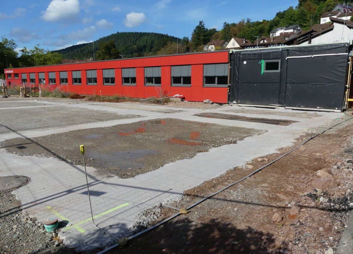 Die Fundamente für den Anbau an die Berneckschule  sind seit einer Woche fertig. Auch die Blitzableiteranschlüsse liegen schon. Foto: him